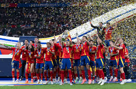 体育产业高质量发展及人才培养研讨会暨“长龙定制班”校企合作签约仪式在西安举行.